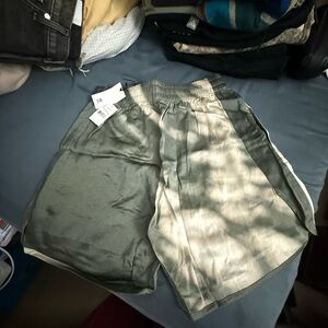 New w/tags Blue Sky Inn - All over Print Viscose shorts Size Small